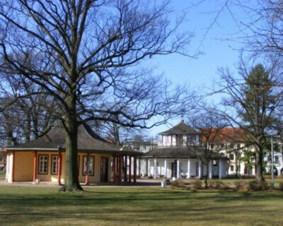 rot-weiss-pavillon-auf-dem-doberaner-kamp-c-frank-koebsch