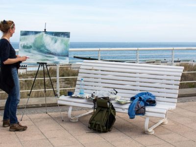 Anke Gruss malt Ostsee Wellen beim Plein Air Festival in Kühlungsborn (c) FRank Koebsch