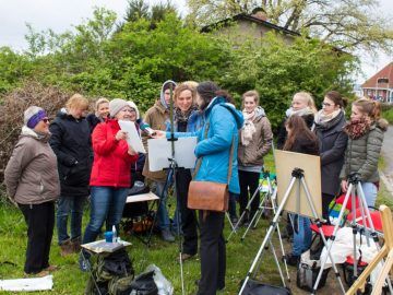 Frau Bülow, vom NDR Hörfunk interviewt Anke Gruss im Workshop Acryl Malerei (c) FRank Koebsch (3)