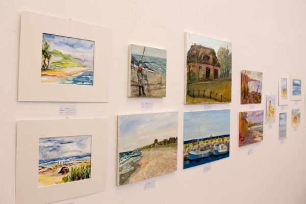 Schnappschüsse vom Hängen der Ausstellung des Plein Air Festival in der Kunsthalle Kühlunsborn (c) FRank Koebsch (5)